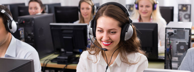 Outsourcing call center czy własny dział obsługi klienta